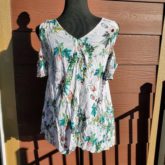 a.n.a. Women's Cold Shoulder Top Size Medium White Floral V-Neck Short Sleeve - Picture 11 of 13